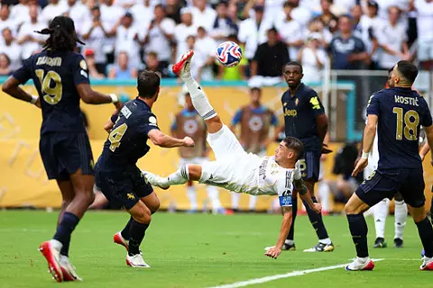 ضمن 3 لاعبين.. فالفيردي يتصدر قائمة صناعة الفرص بدور الـ16 بكأس العالم للأندية